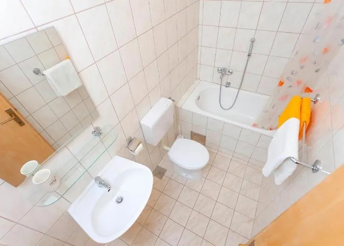 With Parking Space - 22758 * 马卡尔斯卡